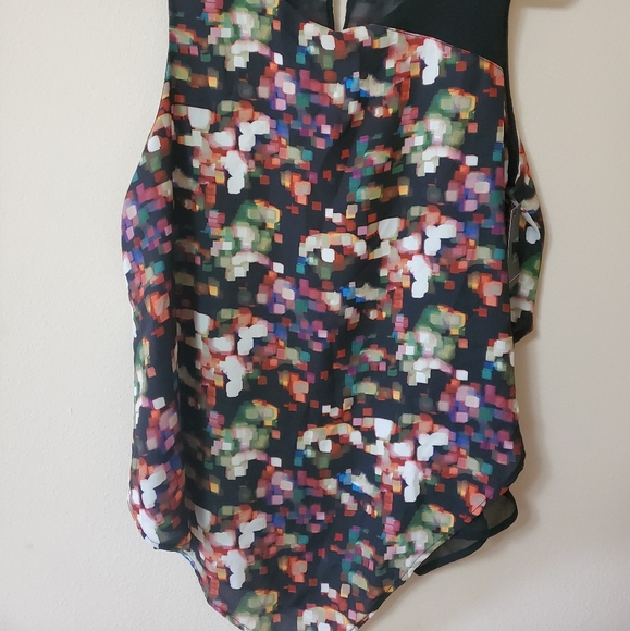 Beautiful top - Picture 3 of 5